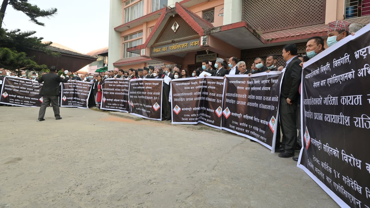 जबराकाे बाटाे छेक्न आज पनि सर्वाेच्चमा वकिलकाे धर्ना